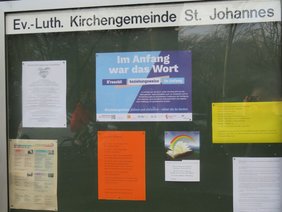 Schaukasten mit dem Januar Plakat "Am Anfang war das Wort" der Kampagne #beziehungsweise: "#jüdisch und christlich - näher als du denkst"